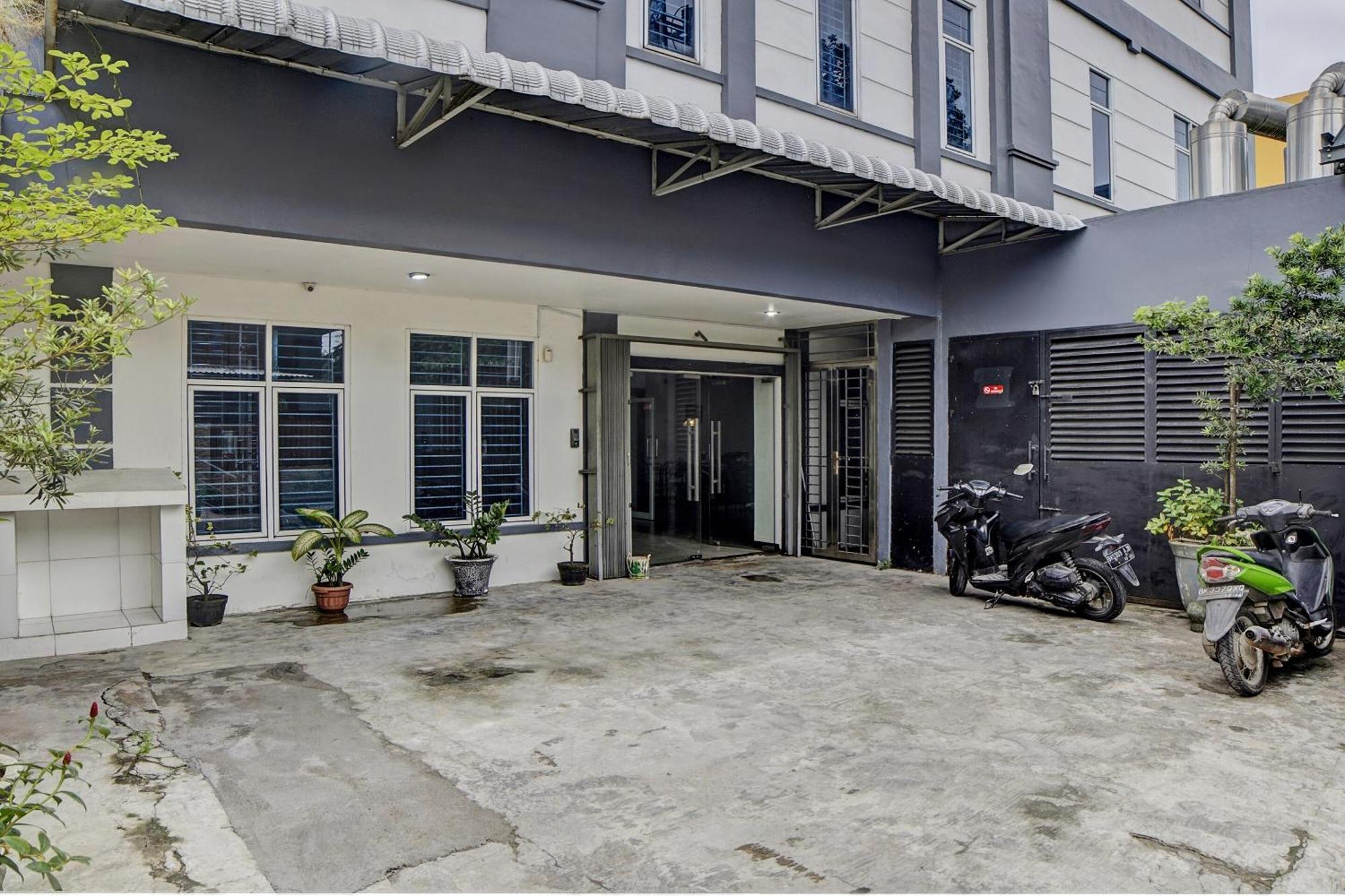 Spot On 92822 Finest House Near Amplas Bus Terminal Medan Ngoại thất bức ảnh