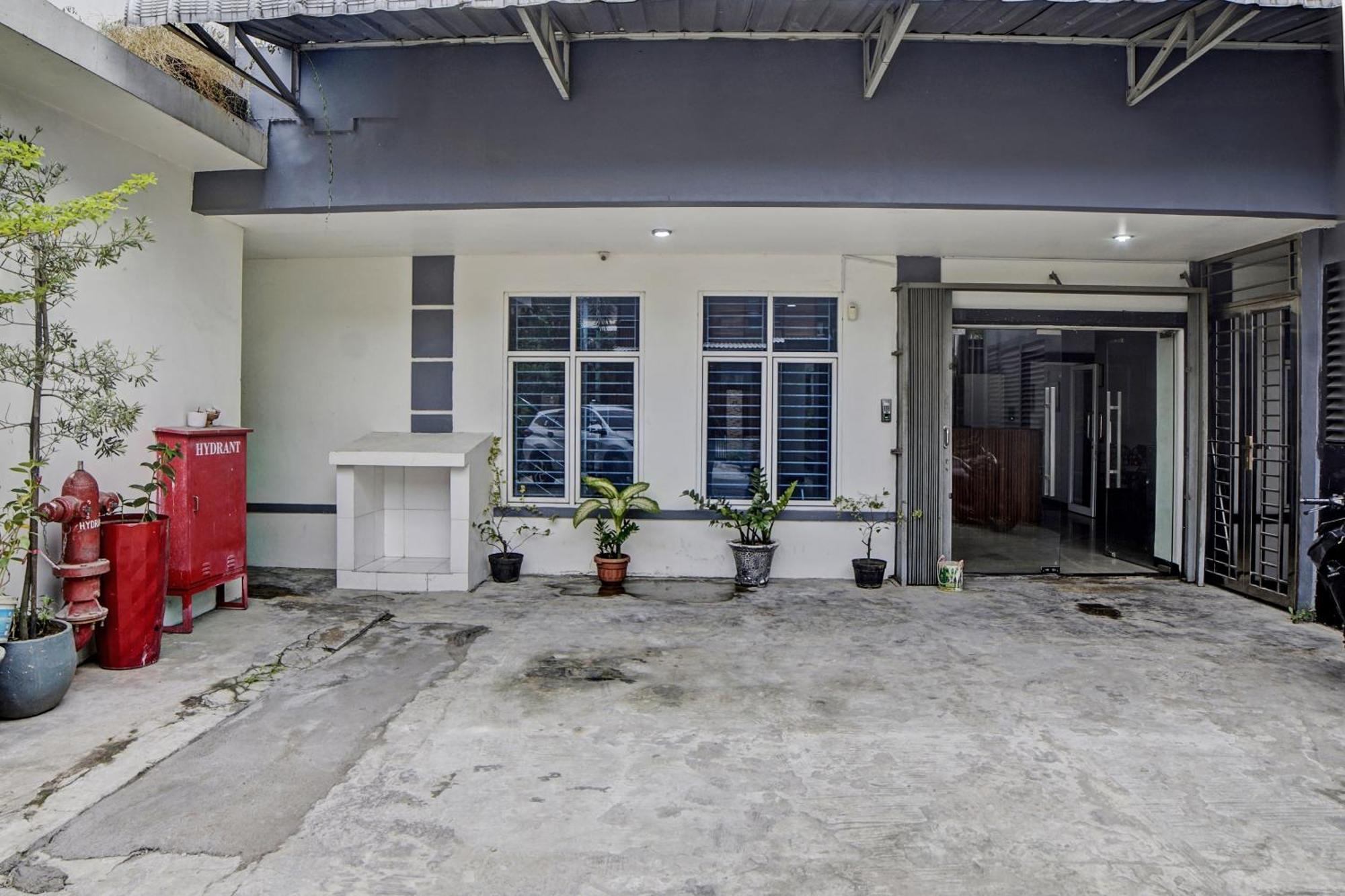 Spot On 92822 Finest House Near Amplas Bus Terminal Medan Ngoại thất bức ảnh